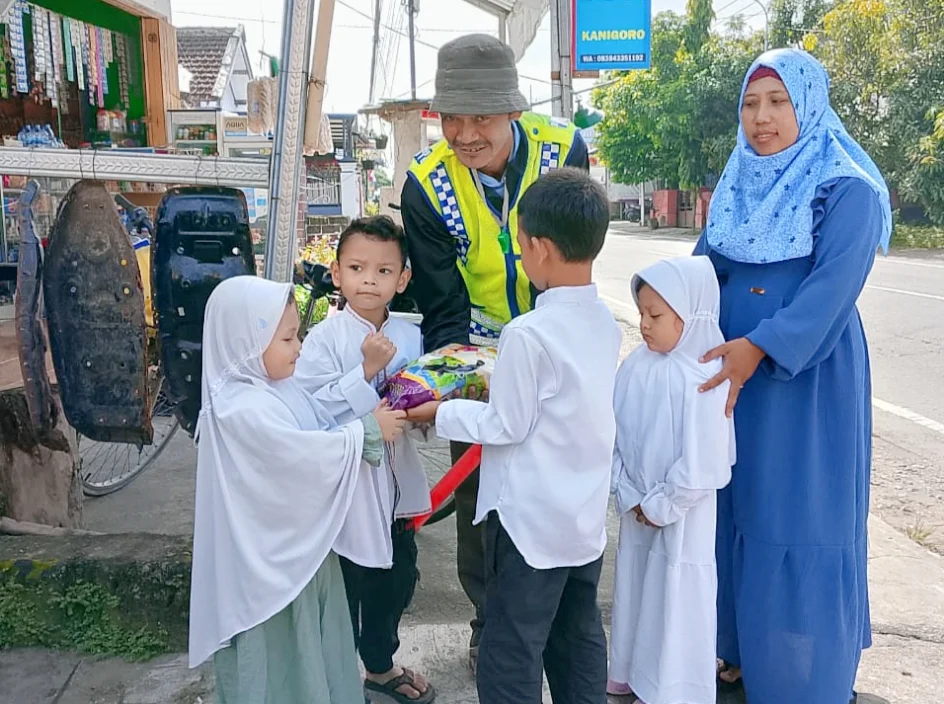 Ramadhan Ceria, TK ABA Kanigoro Kabupaten Blitar Berbagi Zakat Fitrah