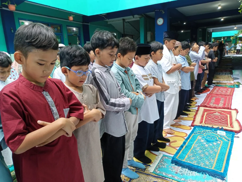Sambut Idul Fitri Sesuai Sunnah, SD Mumtaz Gelar Simulasi Sholat