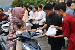 Indahnya Berbagi, SMP Miosi Bagikan 1.380 Kotak Nasi untuk Berbuka