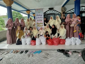 Bulan Penuh Berkah, PRNA Waruwetan Berbagi Takjil di Jalan Utama Lamongan Babat