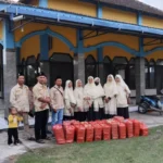 Kolaborasi Pemuda Muhammadiyah dan Nasyiatul Aisyiyah Modo Berbagi 300 Paket Takjil