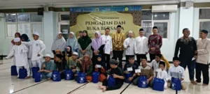 Ketua PCM Wonokromo Bagi-bagi THR pada Kajian Buka Bersama