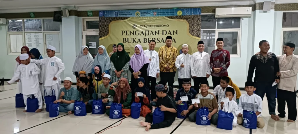 Ketua PCM Wonokromo Bagi-bagi THR pada Kajian Buka Bersama