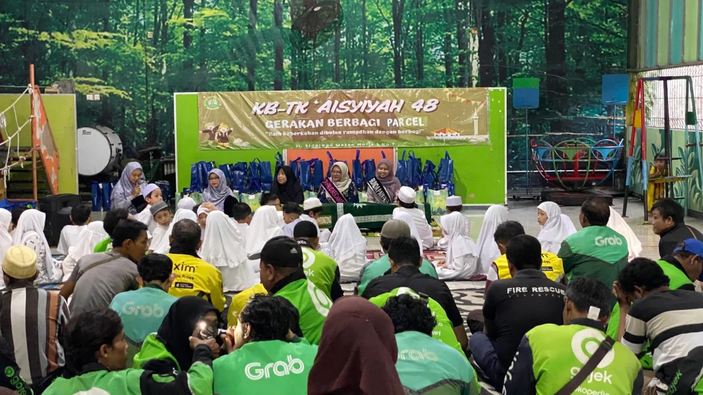 KB dan TK Aisyiyah 48 Surabaya Berbagi Parcel Idul Fitri untuk Kaum Dhuafa dan Driver Ojol