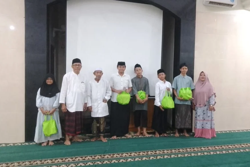 Motivasi Gen Z: Takmir Al-Falah Memberikan Bingkisan Kepada Aktivis Tadarus