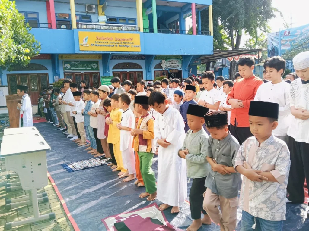 Semangat Simulasi Shalat Idul Fitri 1446 H di Halaman Sekolah SDM Limas