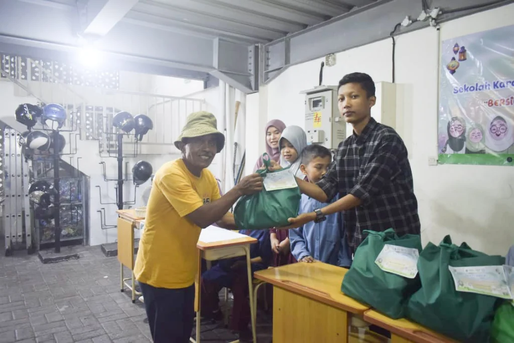 Peduli Sesama, SD Muhammadiyah 24 Surabaya Bagikan 300 Paket Sembako