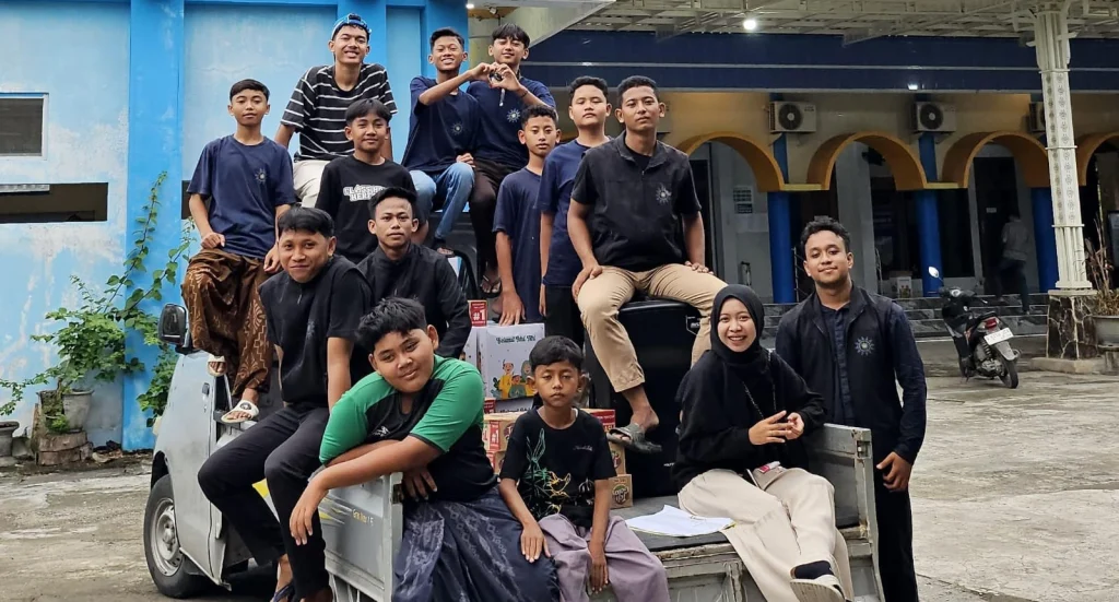 Tebar Senyuman di Hari Raya, AMM Tambakboyo Bagikan 132 Bingkisan