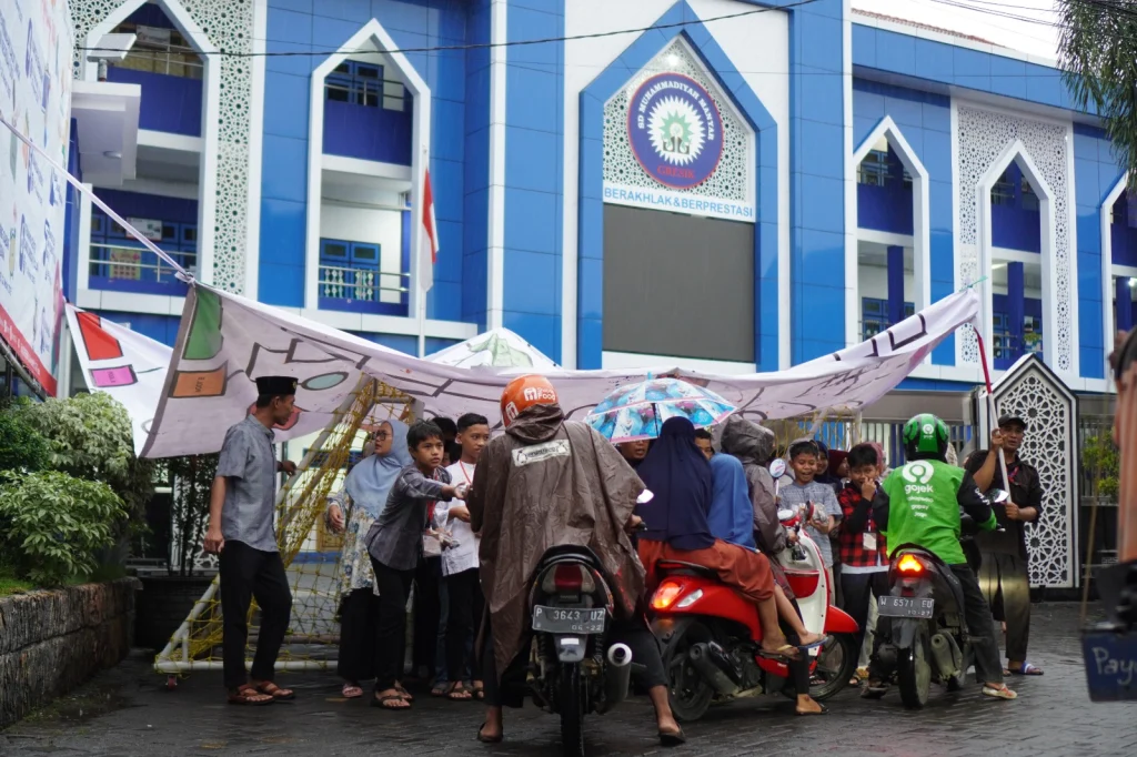 Hujan Tak Jadi Halangan Siswa SDMM untuk Berbagi Takjil