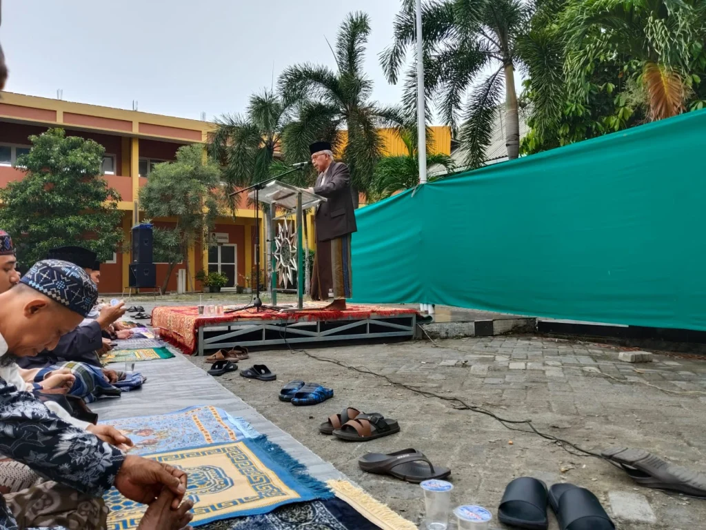 Kriteria Muslim: Isi Khutbah Salat Idul Fitri di Masjid At Taqwa Giri Gresik
