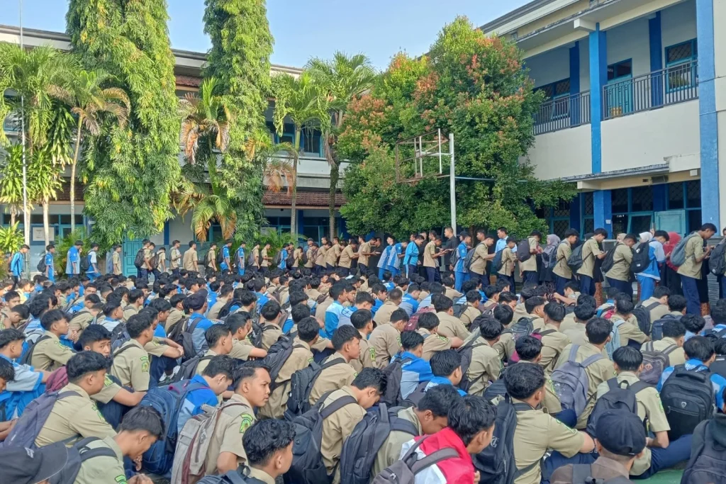 Siswa SMK Muda Genteng Adakan Halalbihalal di Hari Perdana Masuk Sekolah