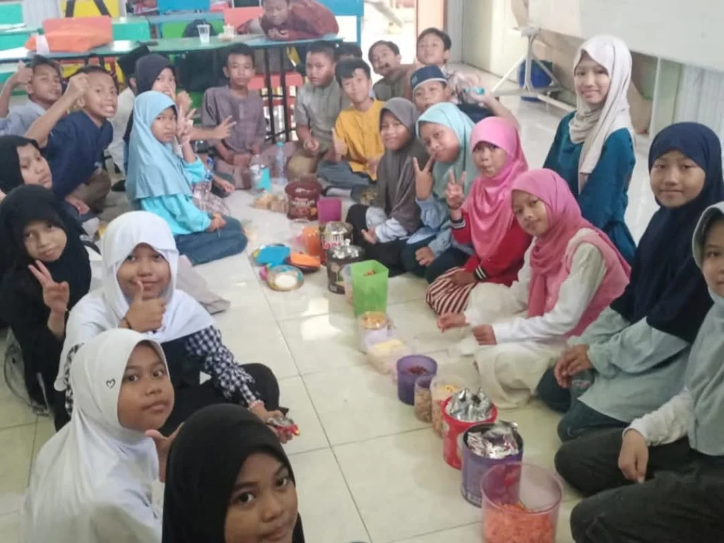 Keseruan Suasana Halalbihalal di SD Almadany