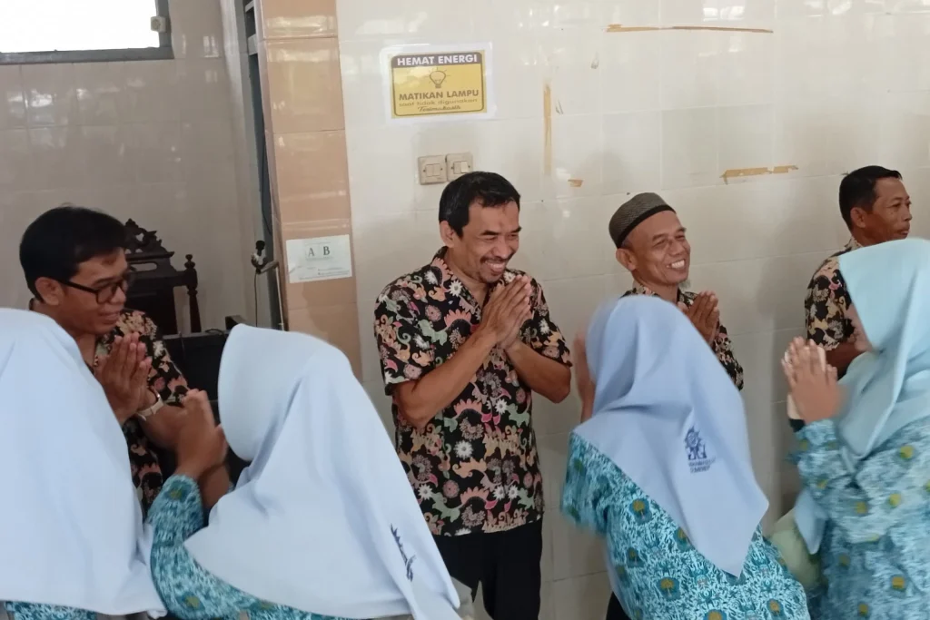 Pelukan dan Air Mata Warnai Halal Bihalal SMA Muhammadiyah 1 Sumenep