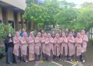 SD Muhammadiyah Kota Blitar Mengikuti Halalbihalal Bersama dengan Pakaian Jadul