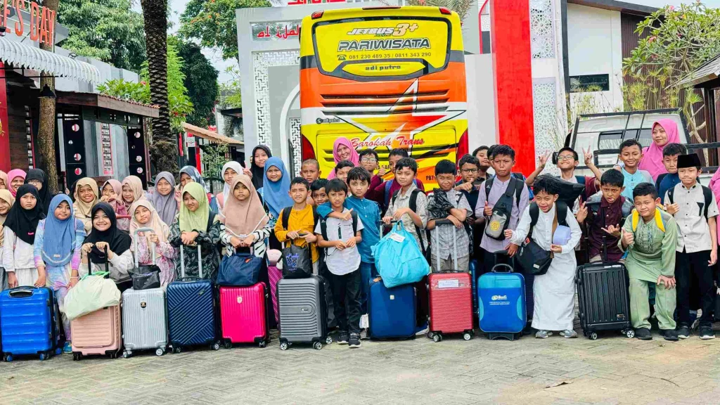 Latih Bahasa dan Karakter Anak, Siswa SD Ikrom Ikuti Polyglot Camp