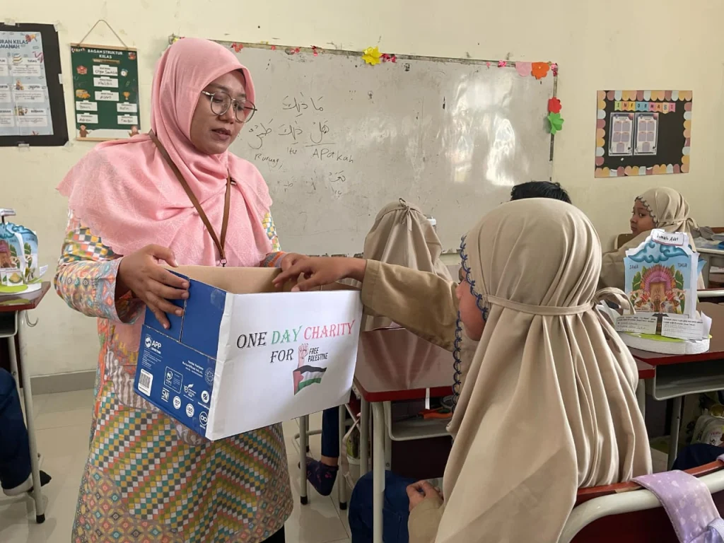 Tanamkan Kepedulian, Sekolah Karakter SD Muhammadiyah 24 Surabaya Gelar Aksi One Day Charity for Free Palestine