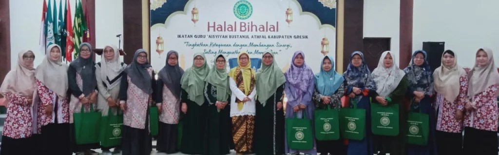 9 Guru Purna Tugas Dapatkan Bingkisan Istimewa dalam Halal Bihalal IGABA Gresik
