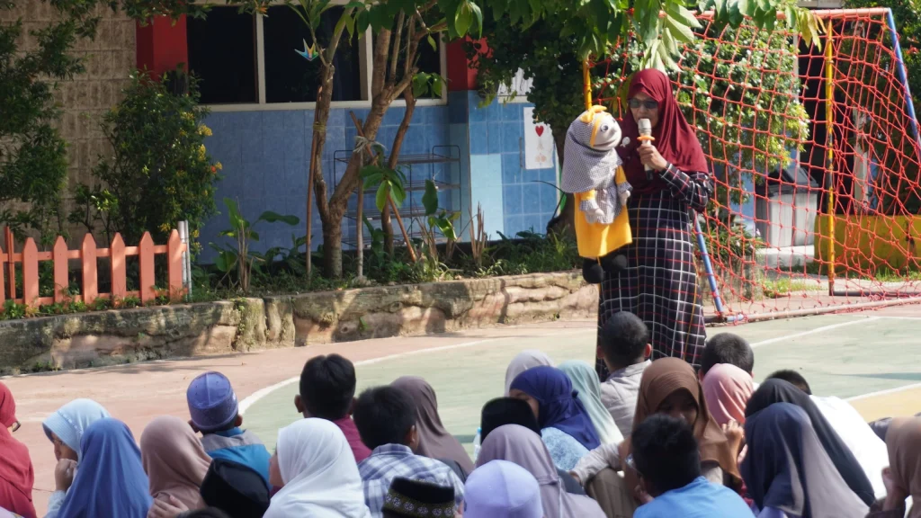 Bunda May dan Si Caca Semarakkan Halalbihalal di SD Mugres