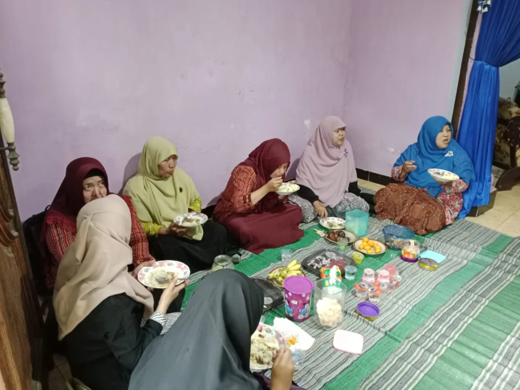 Kebersamaan dalam Kebahagiaan, SD Muhammadiyah Kota Blitar Kunjungi Rumah Anak Guru yang Dikhitan