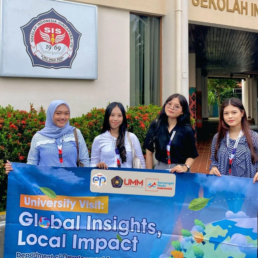 Tiga Mahasiswa EP UMM Kenalkan Budaya Indonesia di Tiga Negara