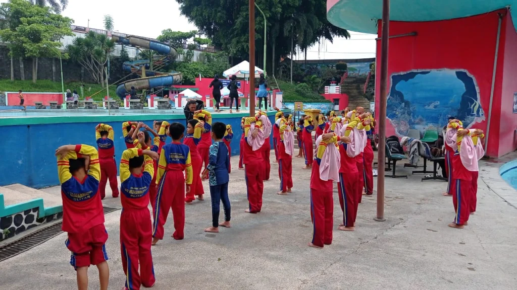 Keceriaan Siswa Kelas 2 SD Muhtar di Swimming Class