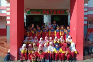 Tanamkan Keterampilan Sejak Dini, Siswa Kelas 1 dan 4 SD Muhtar Ikut Swimming Class