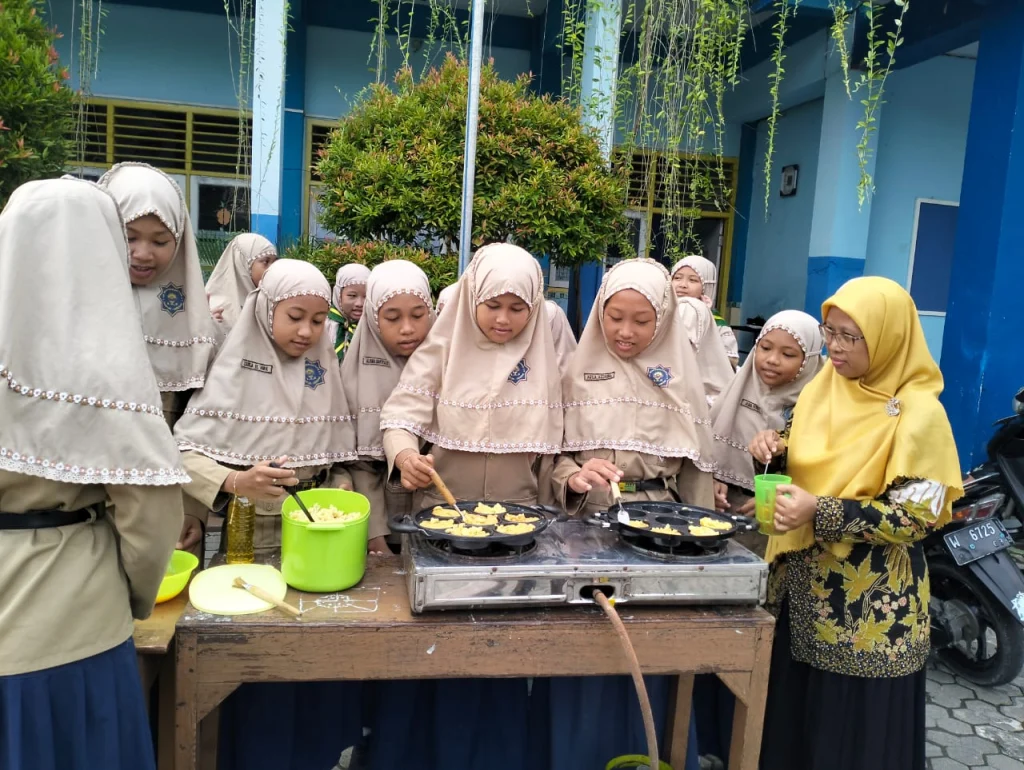 Sabtu Ceria: Cooking Class Meriahkan Halaman SD Muhammadiyah 2 Dukun