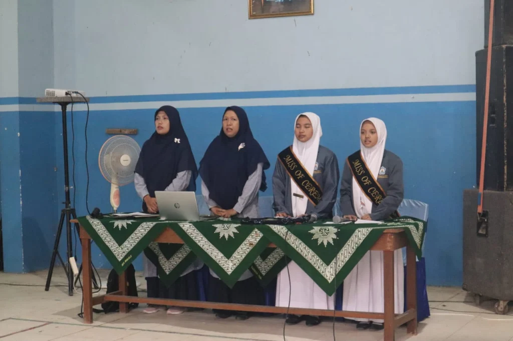 Dua MC Tampil Memukau di Wisuda Program Keterampilan Komputer Mamsaka