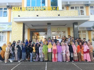 Semangat Kartini di SMA Muhammadiyah 4 Porong dalam Nuansa Adat