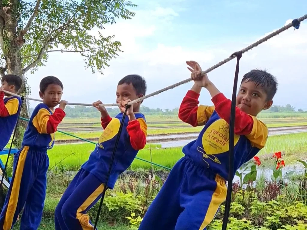 Fun Outbound Activity Jadi Media Siswa Sekolah Kreatif Menganti untuk Berani dan Mandiri