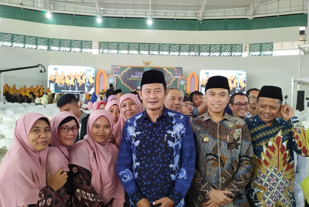 Guru Madtsamutu Pondok Modern Paciran Hadiri Tabligh Akbar Halalbihalal PDM Lamongan