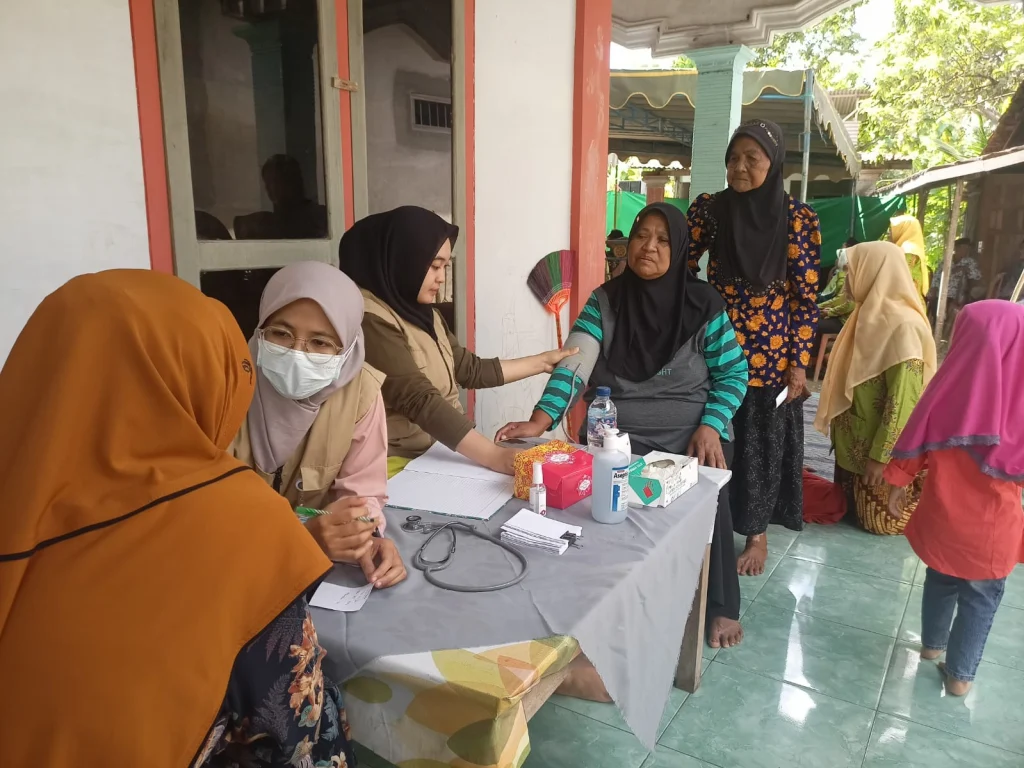 RS Islam Aminah Blitar Terjunkan Tim Medis dalam Bakti Sosial di Pulerejo Bakung