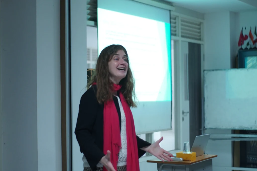 Ana, Dosen Romania Jelaskan Isu Kontemporer Eropa-Indonesia di UMM