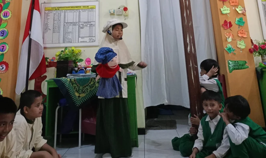 Belajar dan Bermain Bersama: Siswa Sekolah Karakter Berkunjung ke TK