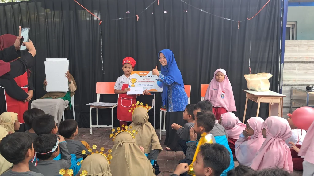 Kreasi Kuliner dan Bisnis Cilik: Semangat Kartini Menginspirasi Entrepreneur Day SD Mudabo