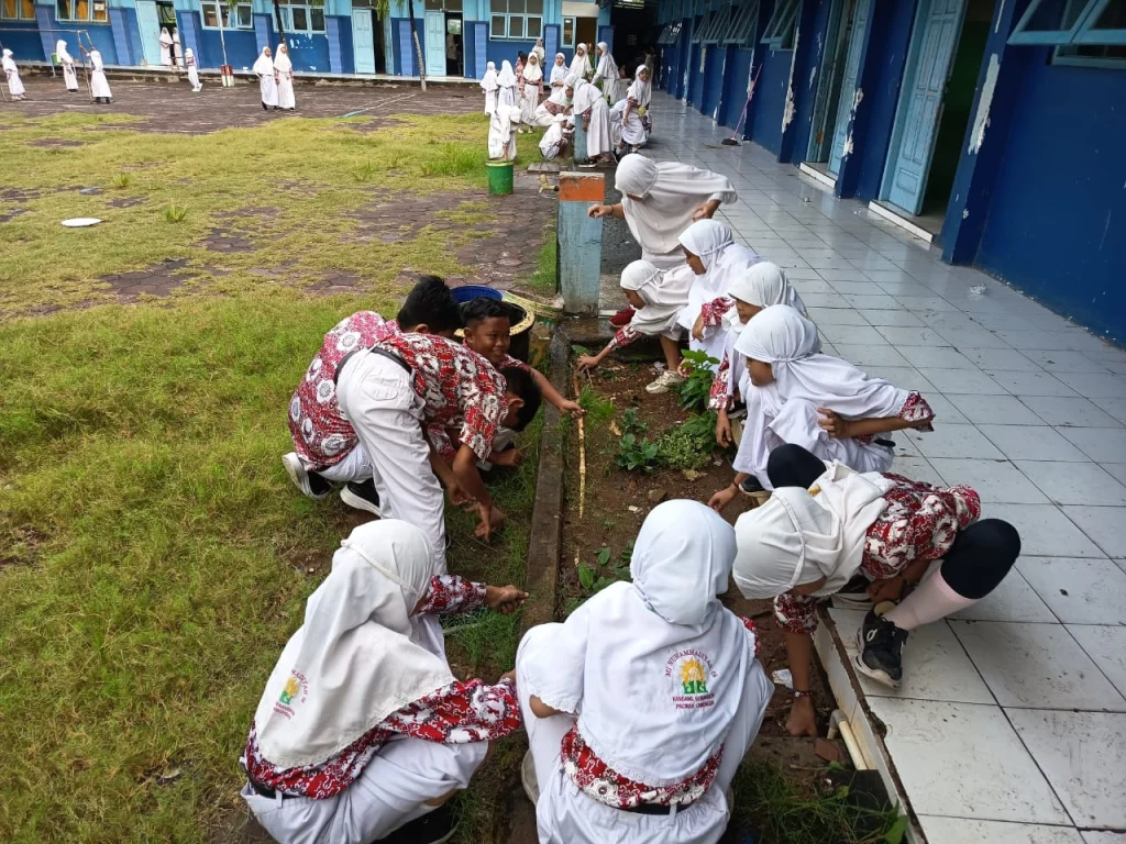 Peringati Hari Malaria Sedunia: MIM 08 Kandangsemangkon Kerja Bakti Lingkungan Sekolah