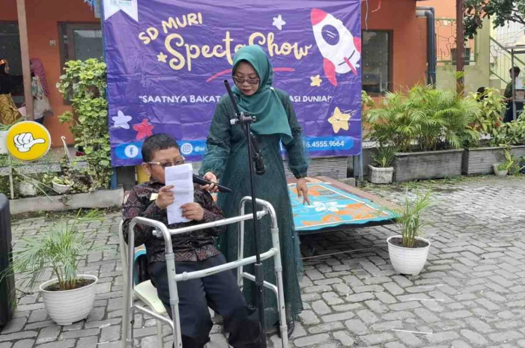 Semangat Emansipasi Menggema Syahdu di Panggung Specta Show SD Muri Gresik