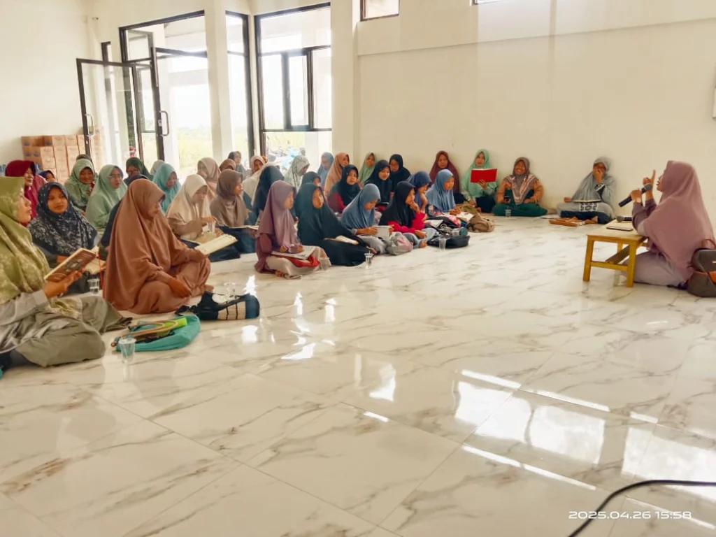 Bangun Generasi Qur’ani: Eulis Suadah Latih Qiroah Warga Benjeng