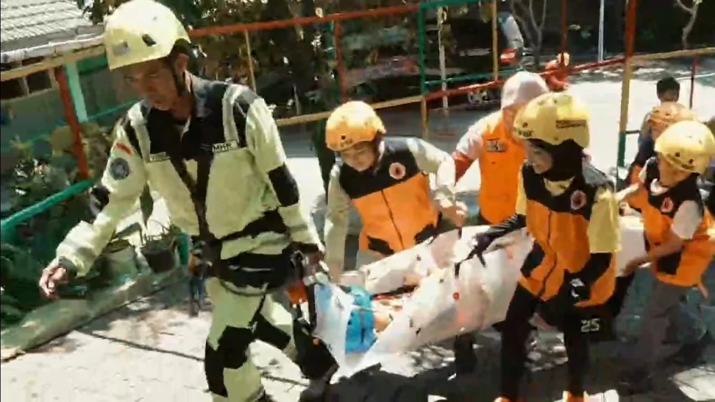 Ada Gempa di SD Mupat: Simulasi Hari Kesiapsiagaan Bencana Libatkan Seluruh Warga Sekolah