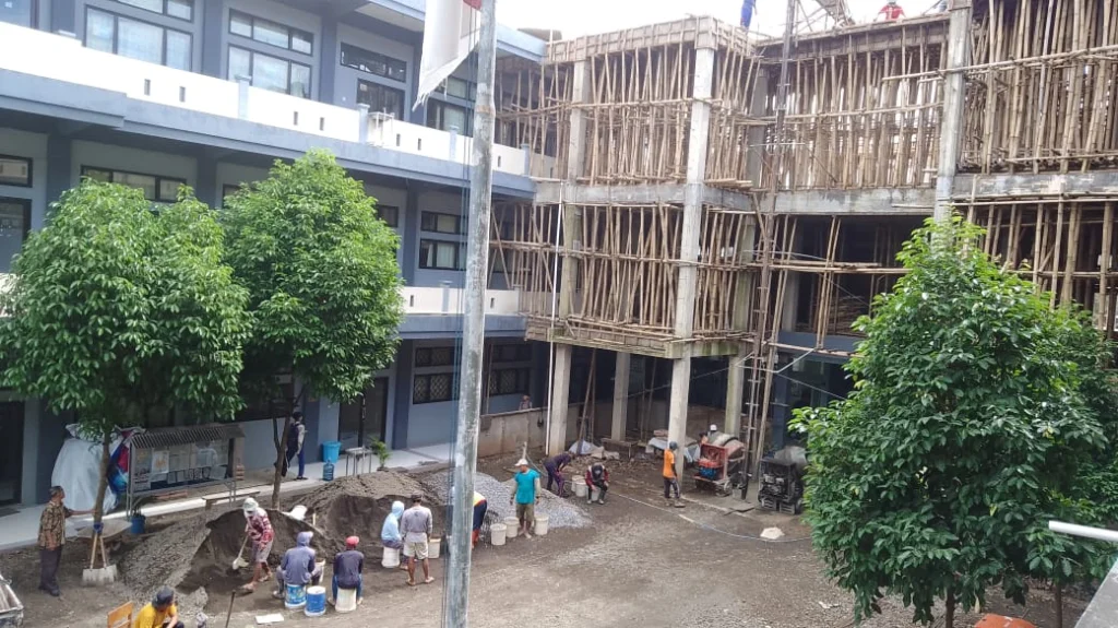 Jelang Libur Sekolah, SMAS Muha Genteng Kebut Pembangunan Lantai Tiga
