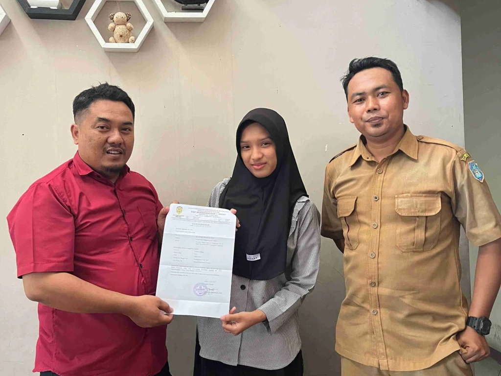 Unik! SMP Mutu Babat Antar Surat Kelulusan Langsung ke Rumah Siswa