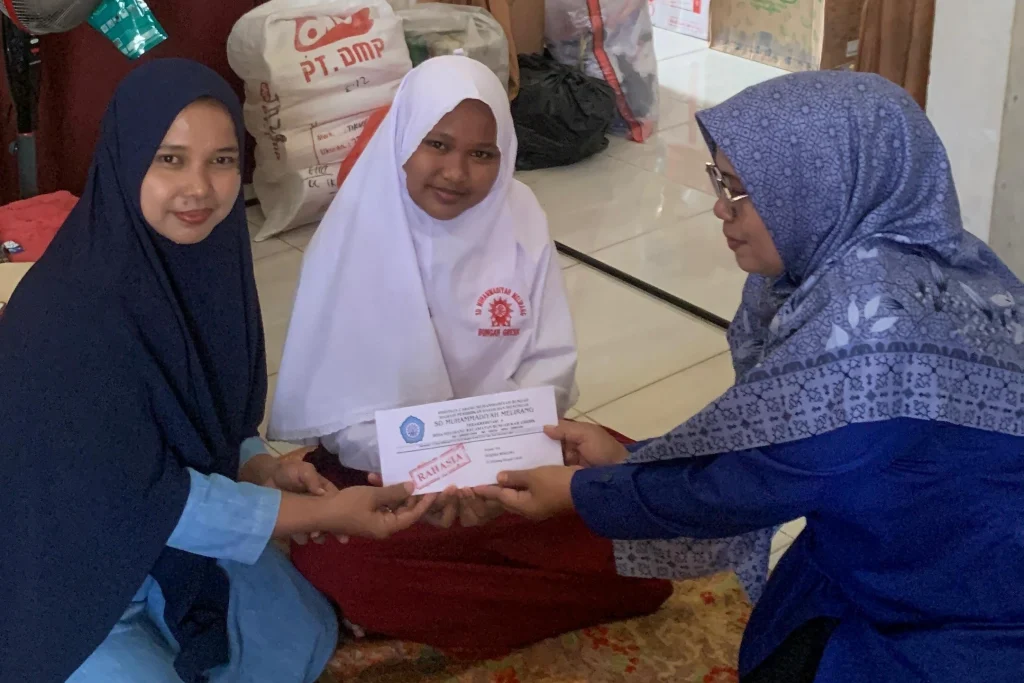 Unik dan Mengharukan, SD Muhammadiyah Melirang Antar Surat Kelulusan ke Rumah Siswa