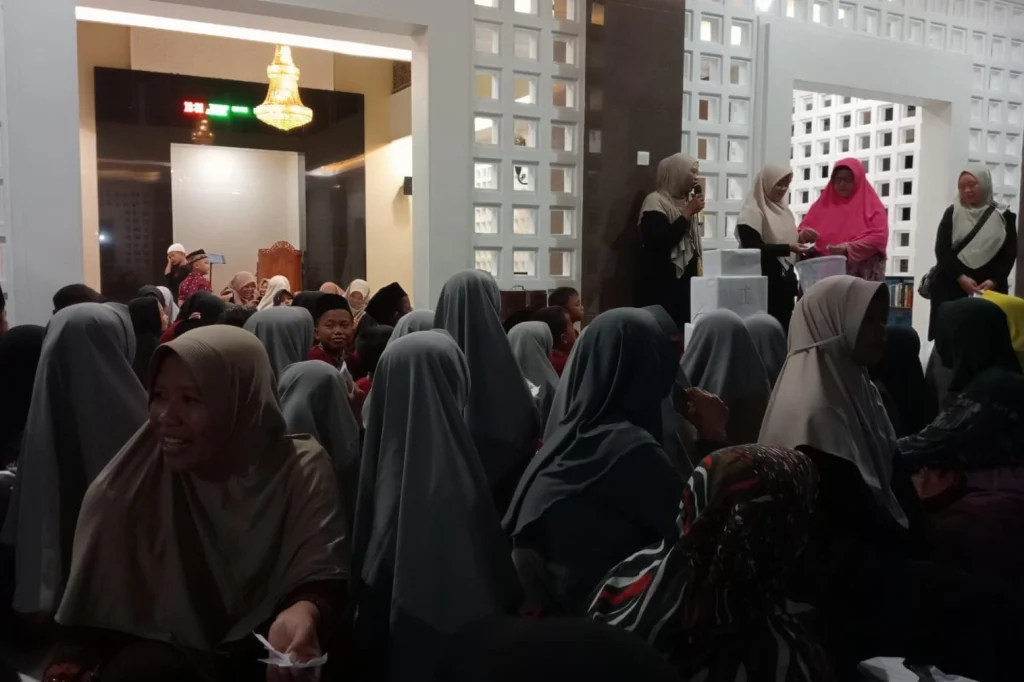 Lautan Obor dan Gema Takbir di Langit Cakru: Ribuan Warga Padati Takbir Keliling