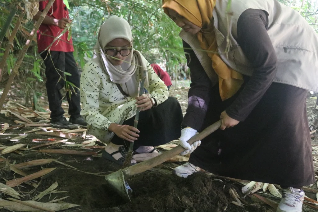 Selamatkan Lingkungan, SMK Models Banyuwangi Hijaukan Bantaran Sungai dengan Bambu