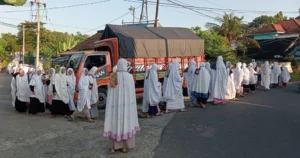 Dominasi Warna Putih, Jamaah Salat Iduladha Padati Lapangan Kopen Sendangagung