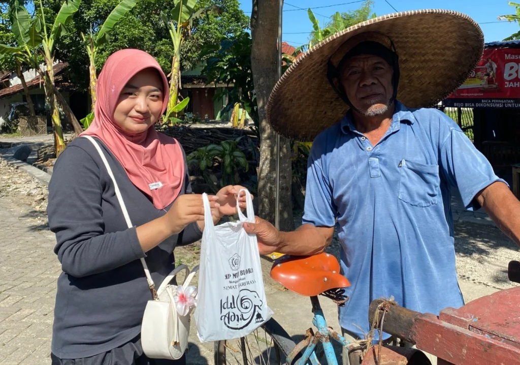 STKIP Muhammadiyah Blora Berbagi Daging Kurban kepada Warga yang Membutuhkan