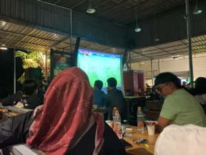 Tumpah Ruah Dukung Timnas Indonesia versus China di Aola Cafe Lamongan