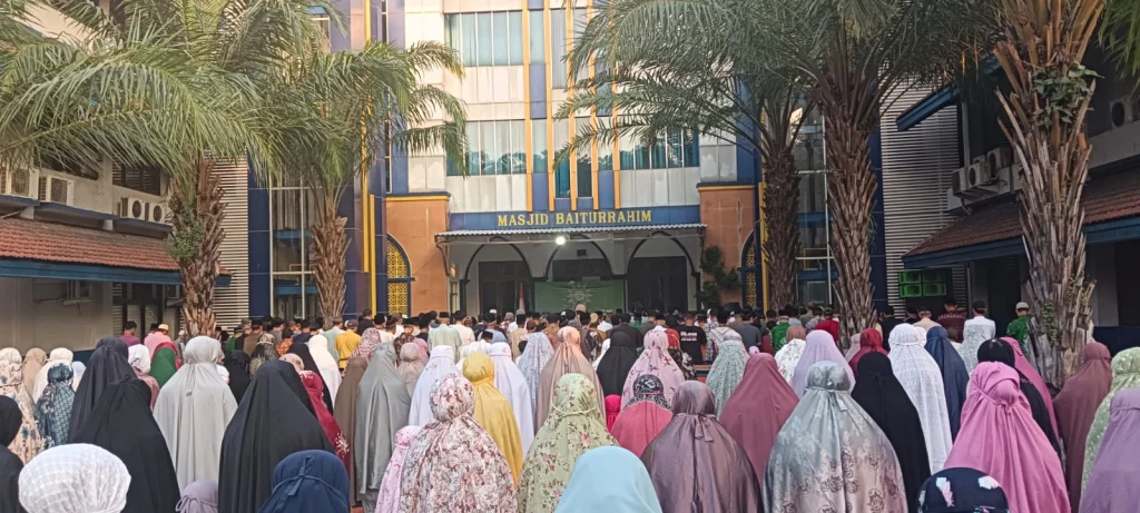 Prof Syafiq Ajak Umat Jadi Teladan dan Khoiroh Ummah dalam Khutbah Iduladha di Halaman Masjid Baiturrahman