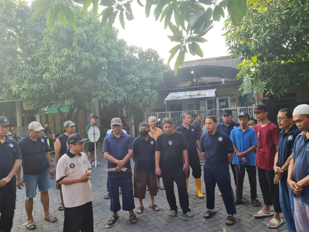 PRM Grabagan Bagikan 875 Bungkus Daging Kurban ke Warga Kompleks Perumahan