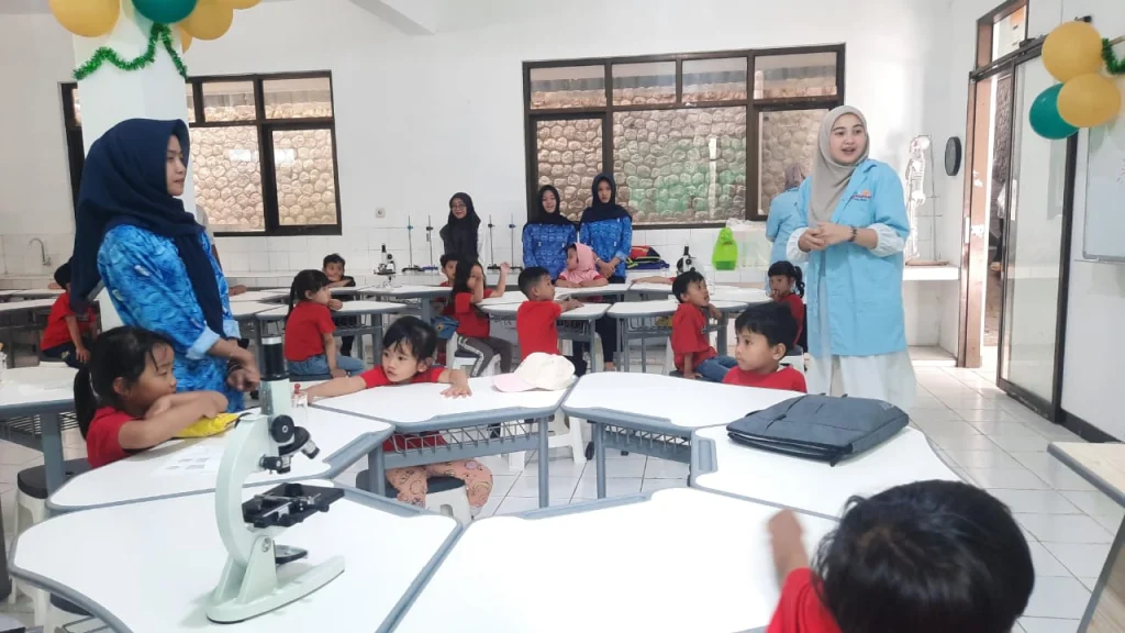 Microbiology Kids Class Warnai Outing Class AHA Kids di Laboratorium IPA